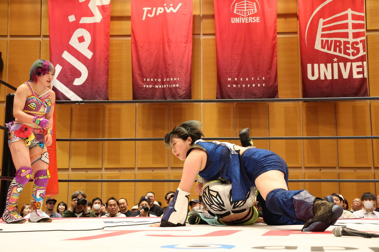 桐生真弥が試合後、いきなり鈴芽を丸め込んだ（左は遠藤有栖）（C）東京女子プロレス