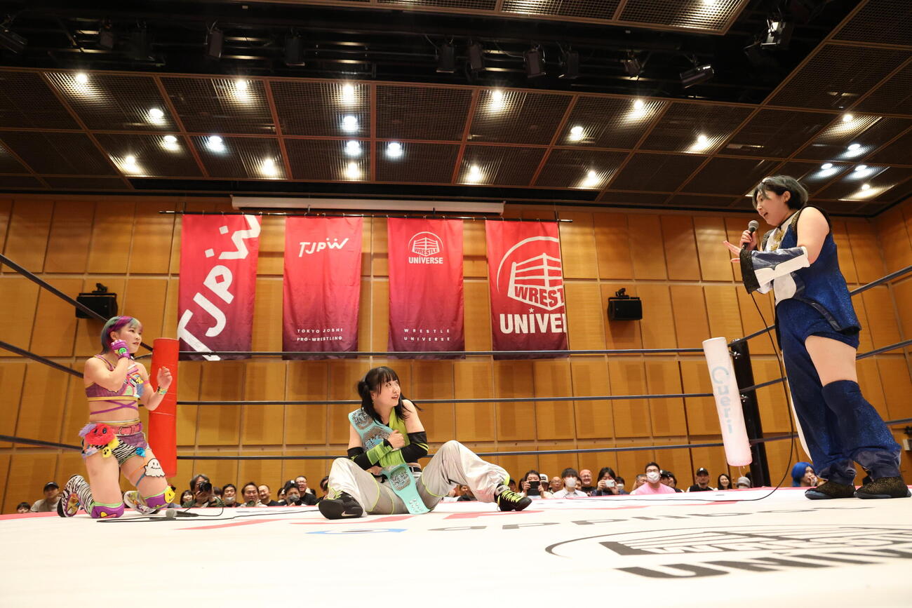 桐生真弥（右）が鈴芽（中央）に挑戦を表明した（左は遠藤有栖）（C）東京女子プロレス