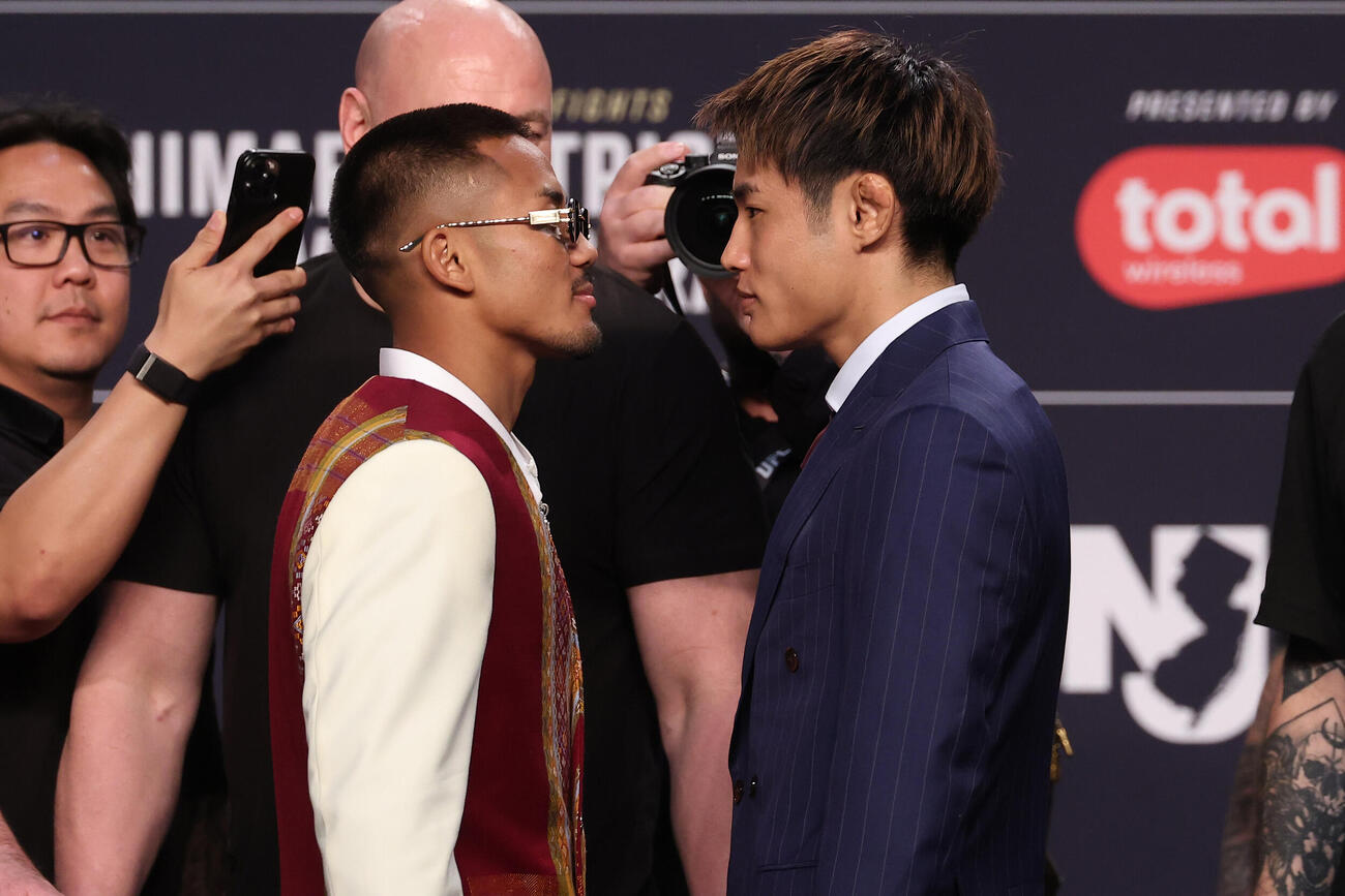 UFCフライ級王者ジョシュア・ヴァン（左）とフェースオフする同級3位平良達郎（C）ZuffaLLC／UFC