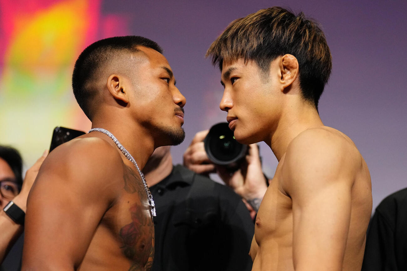UFCフライ級王者ジョシュア・ヴァン（左）とフェースオフする同級3位平良達郎（C）ZuffaLLC／UFC