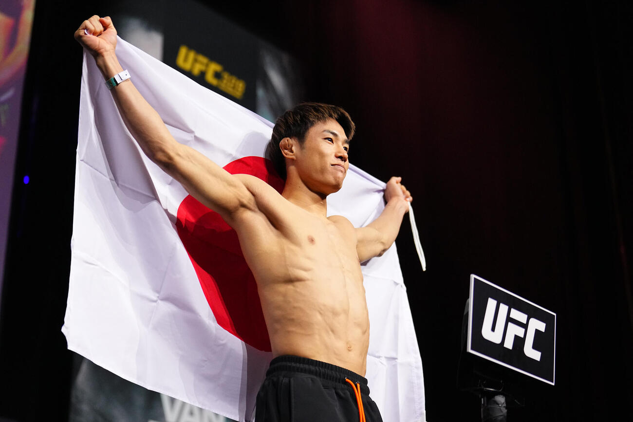 公式計量セレモニーに日の丸旗を持って入場したUFCフライ級3位平良達郎（C）ZuffaLLC／UFC