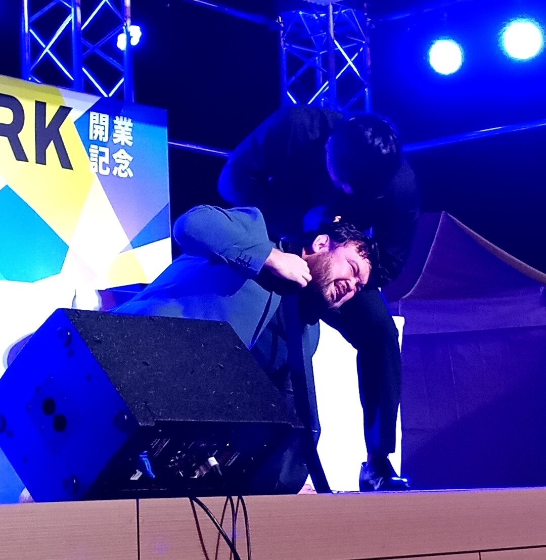 成田蓮に黒帯で首を絞められるウルフアロン
