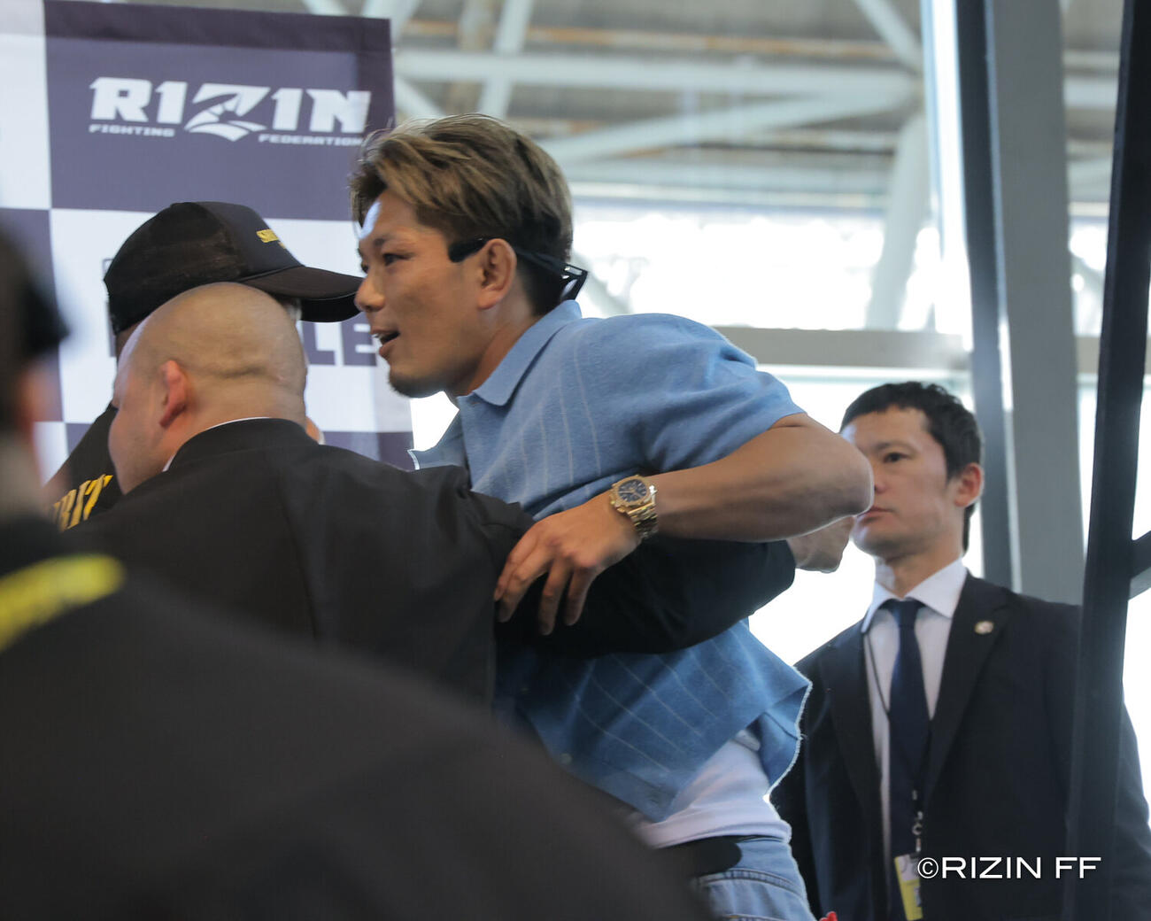 平本蓮に蹴られて激高する皇治（C）RIZIN FF