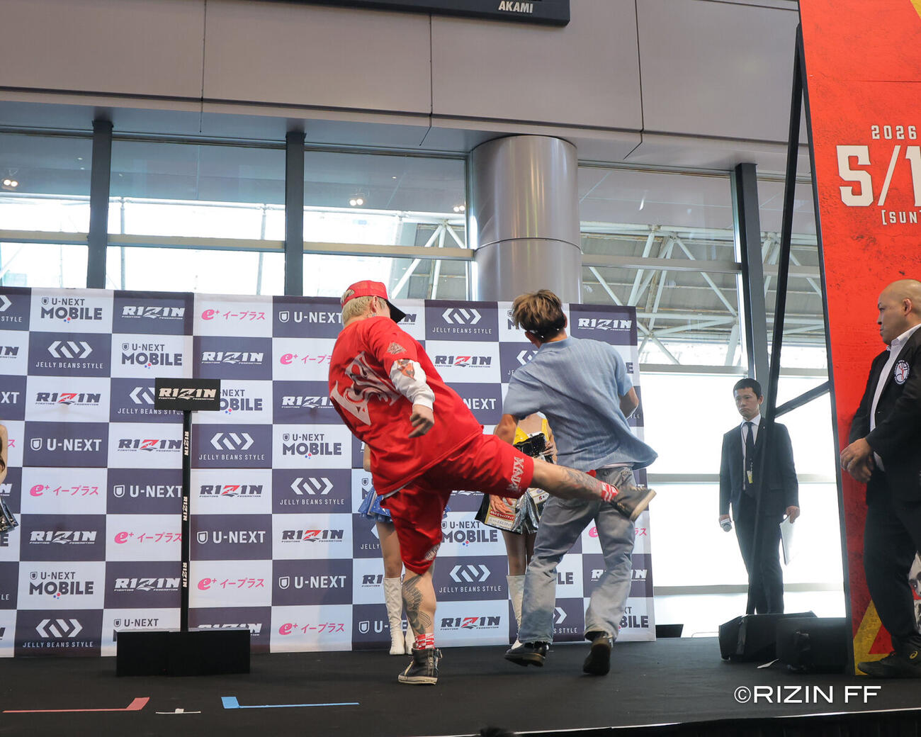 皇治（右）の背後から蹴りを入れる平本蓮（C）RIZIN FF
