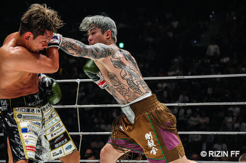 皇治にパンチを浴びせる平本蓮（C）RIZIN FF