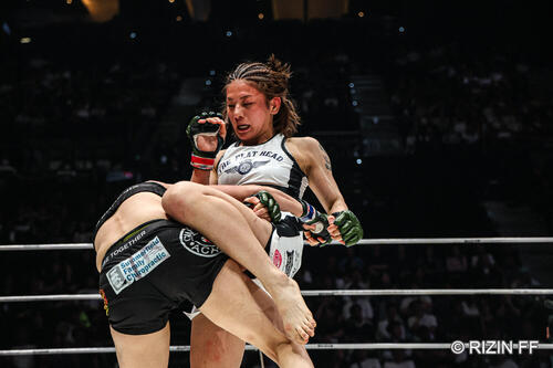 膝蹴りを放つケイト・ロータス（C）RIZIN FF