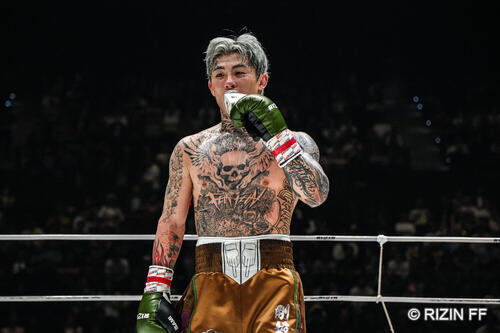 マイクでしゃべる平本蓮（C）RIZIN FF