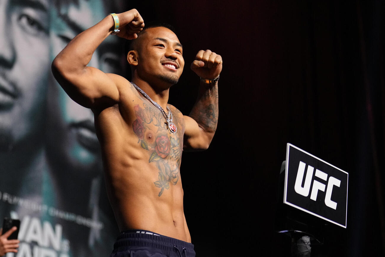 計量セレモニーでガッツポーズをみせるUFCフライ級王者ジョシュア・ヴァン（C）ZuffaLLC／UFC