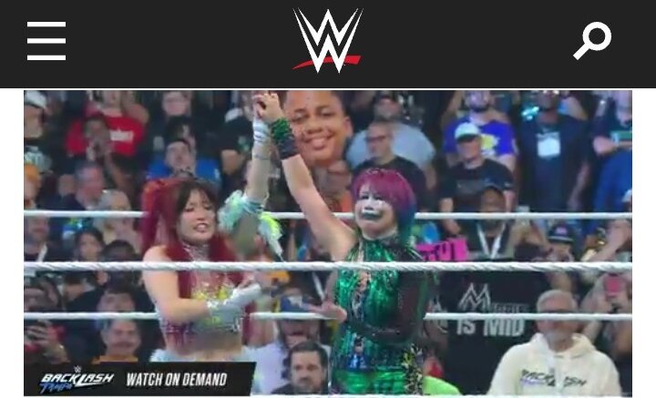 WWEプレミアム・ライブイベントのバックラッシュ大会でシングル対決したイヨ・スカイ（左）とアスカ（WWE公式サイトから）