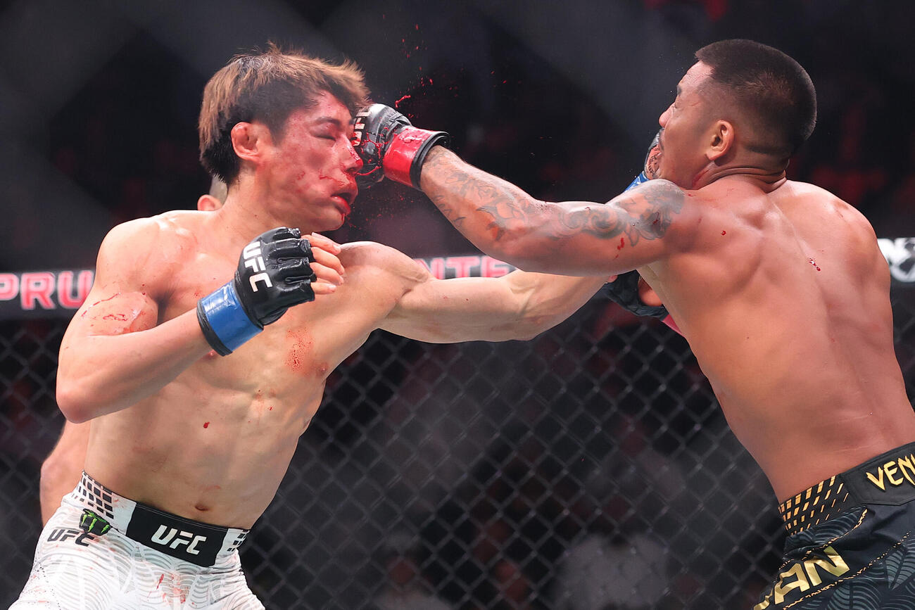 UFCフライ級王者ジョシュア・ヴァン（右）と打撃戦を繰り広げる同級3位平良達郎（C）ZuffaLLC／UFC