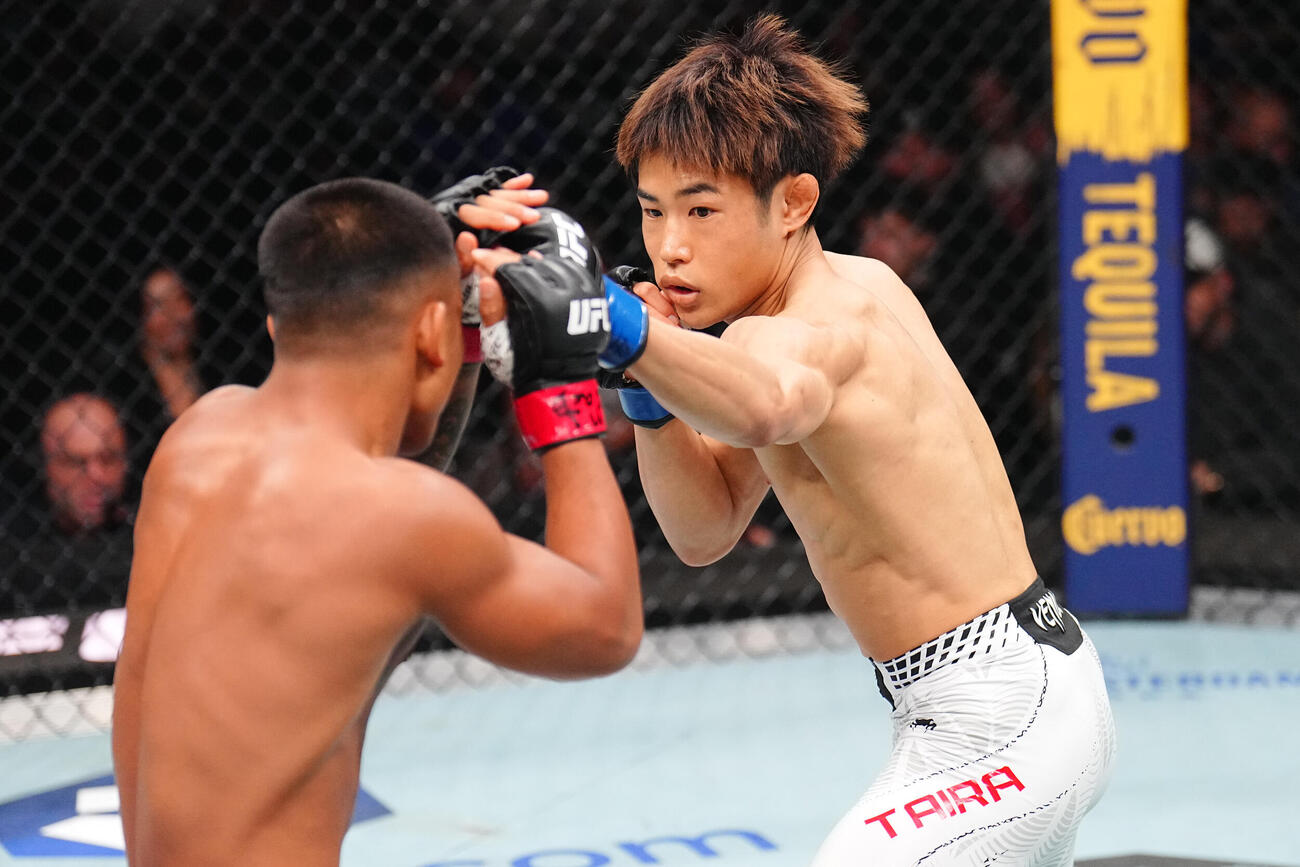 UFCフライ級王者ジョシュア・ヴァン（左）と打撃でけん制し合う平良達郎（C）ZuffaLLC／UFC