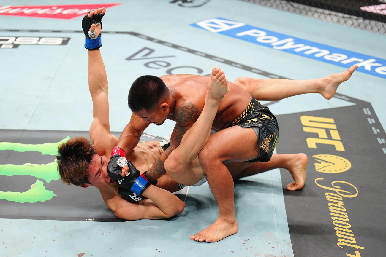 UFCフライ級王者ジョシュア・ヴァン（右）のパウンド攻撃を浴びた同級3位平良達郎（C）ZuffaLLC／UFC