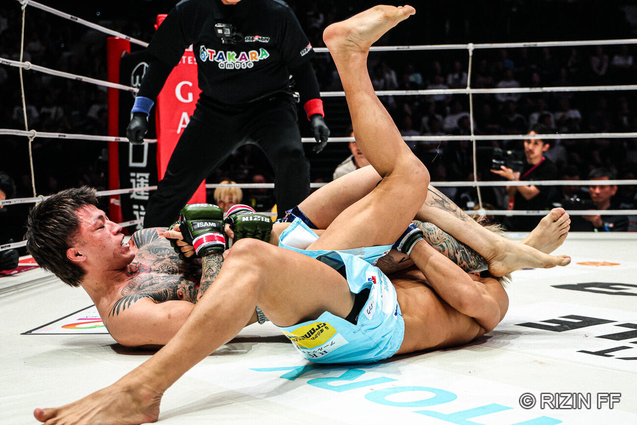 ジョリー（左）はアームバーで児玉兼慎に一本勝ちした（C）RIZIN FF