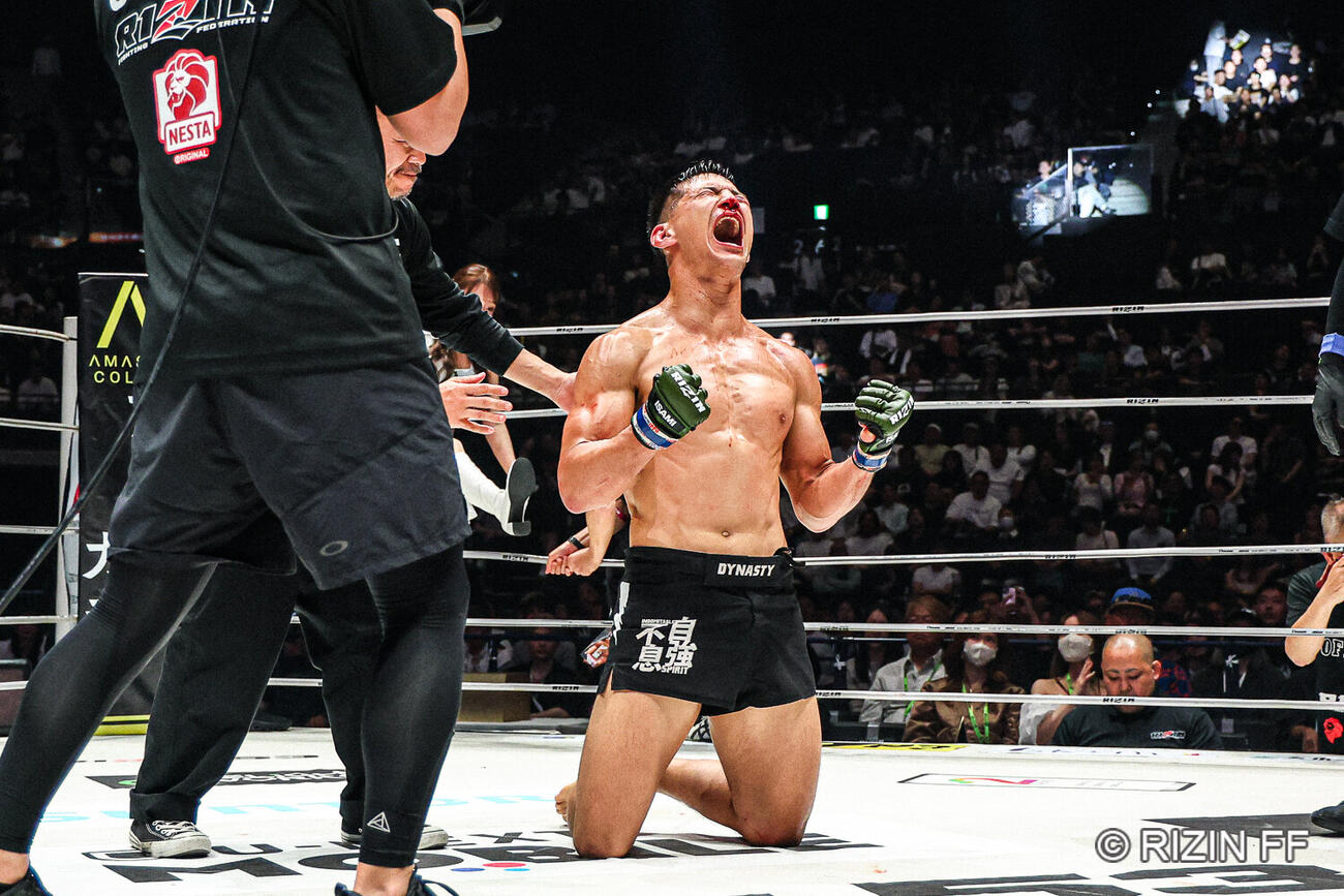 勝利して雄たけびを上げるライアン・カファロ（C）RIZIN FF