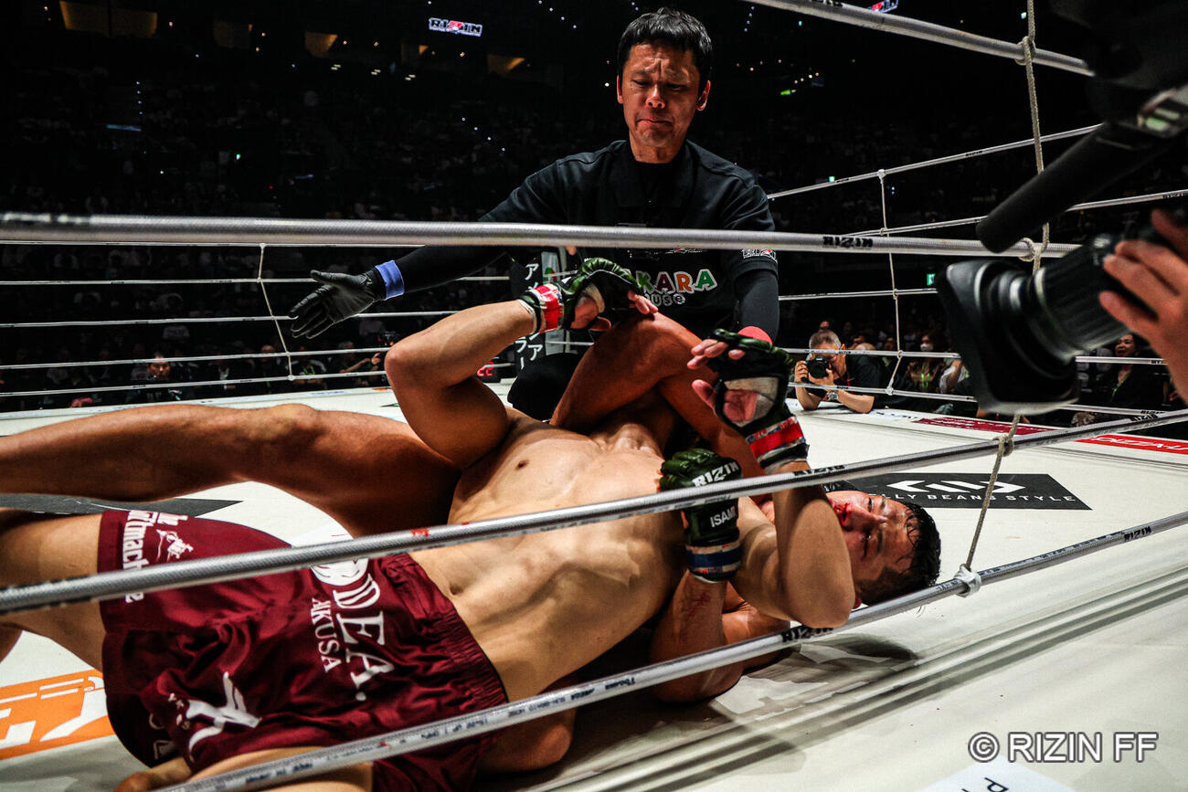ブルドッグチョークで松嶋こよみ（左）を仕留めたライアン・カファロ（C）RIZIN FF