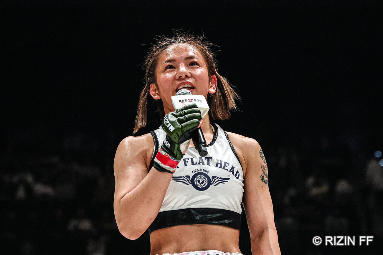 試合後のマイクで母親へ感謝の言葉を述べたケイト・ロータス（C）RIZIN FF