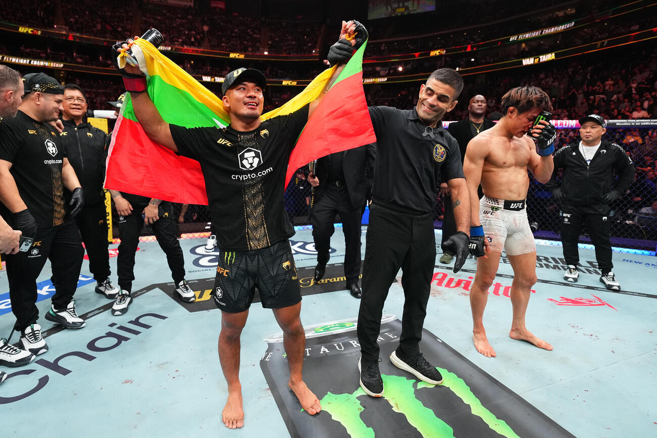 初防衛成功を喜ぶUFCフライ級王者ジョシュア・ヴァン（左端）の横で悔しがる平良達郎（右端）（C）ZuffaLLC／UFC