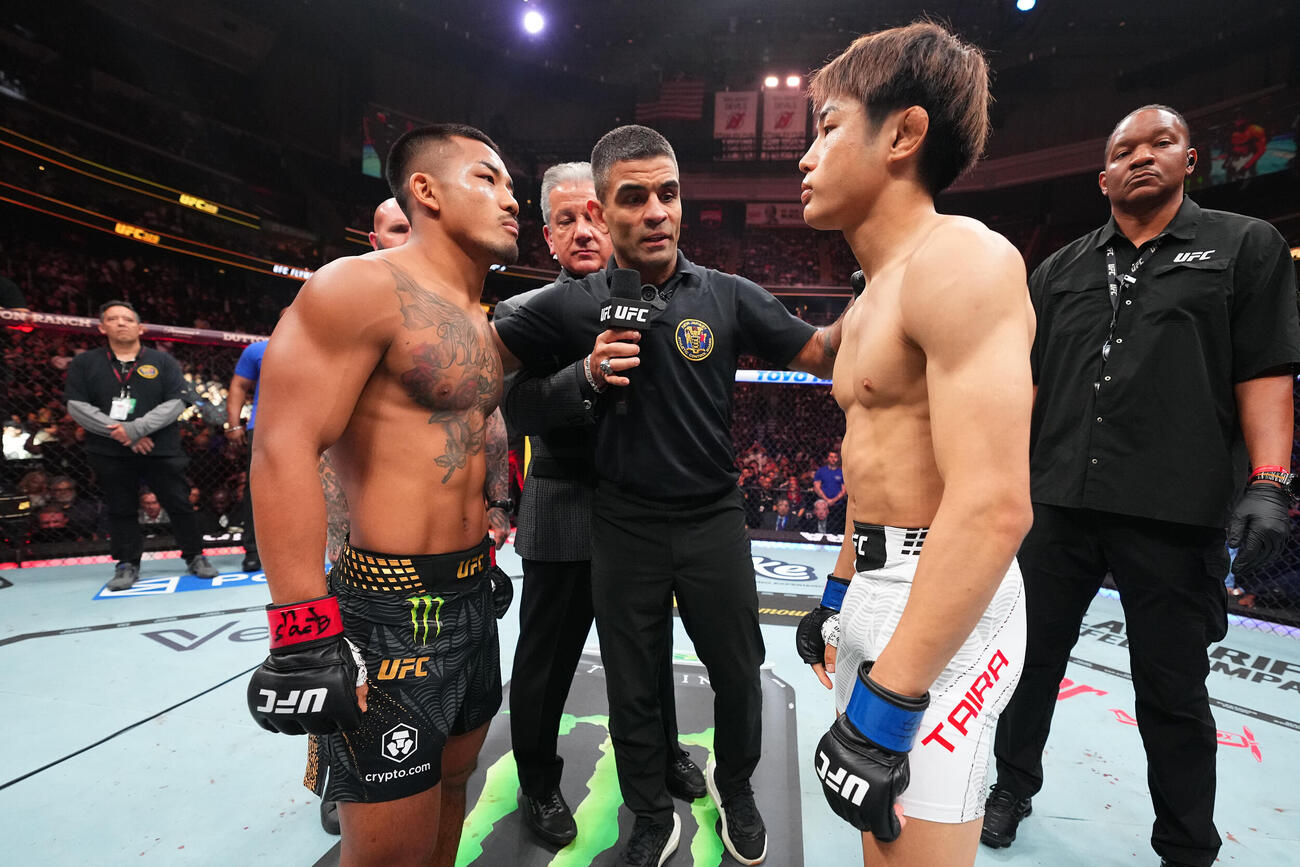 試合前、UFCフライ級王者ジョシュア・ヴァン（左端）とにらみ合う平良達郎（左から4番目）（C）ZuffaLLC／UFC