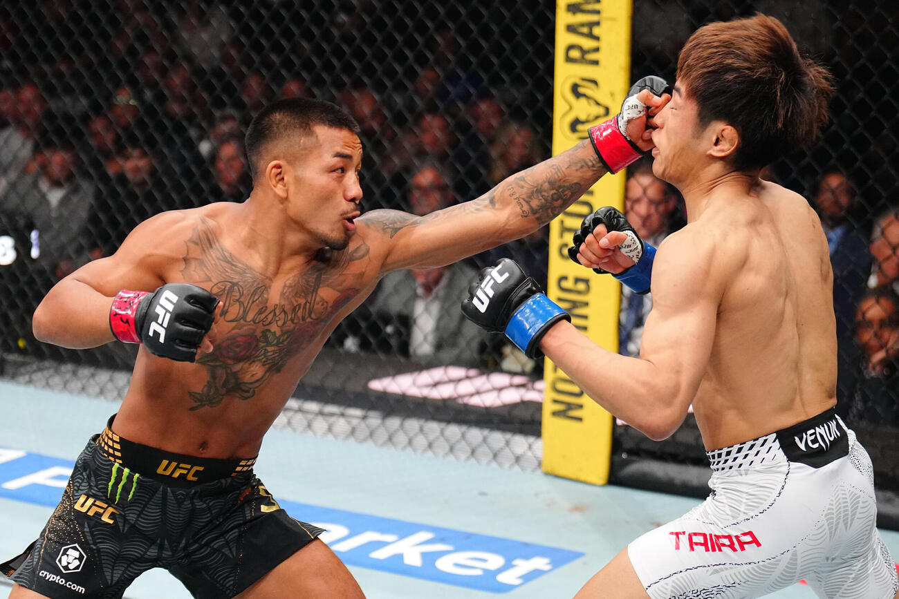 UFCフライ級王者ジョシュア・ヴァン（左）の左ジャブを浴びる同級3位平良達郎（C）ZuffaLLC／UFC