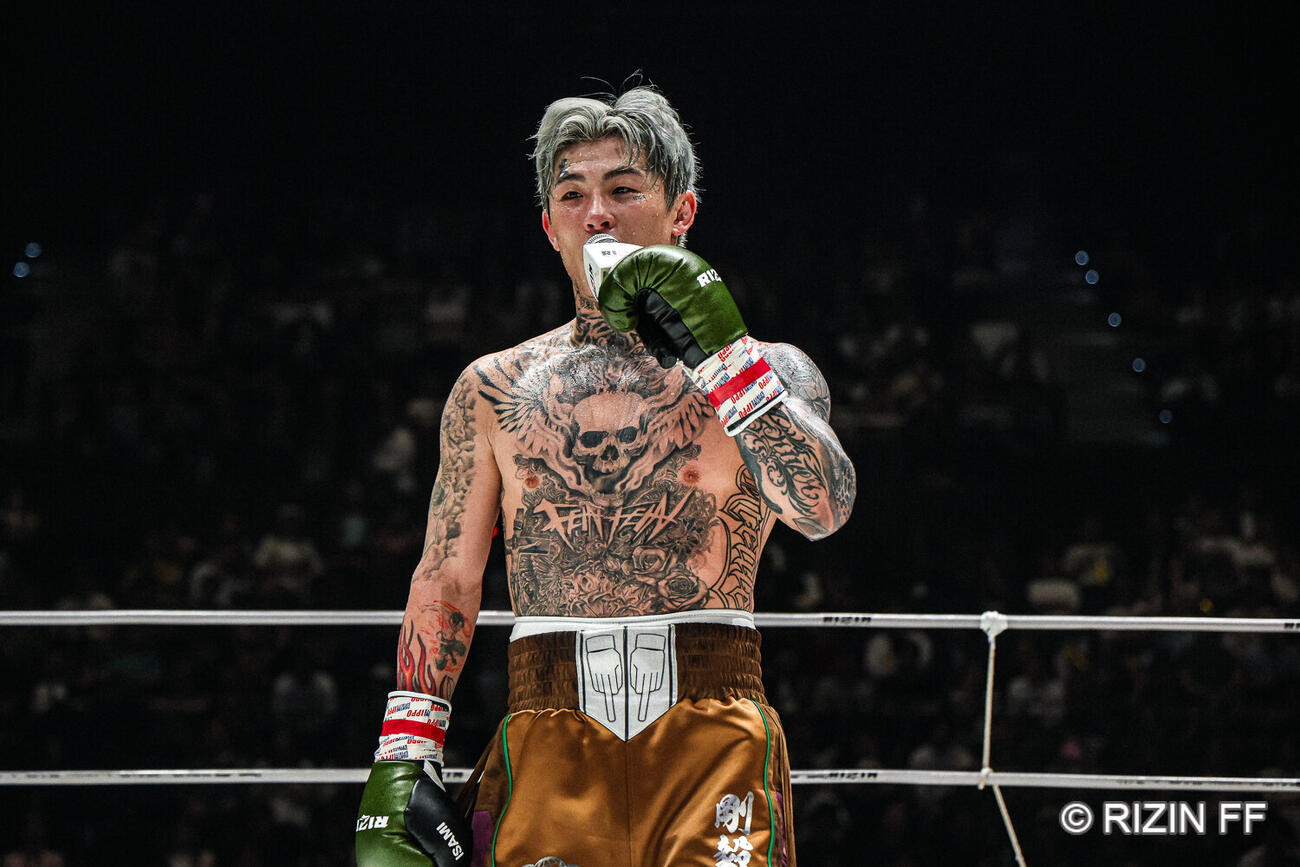 マイクでしゃべる平本蓮（C）RIZIN FF
