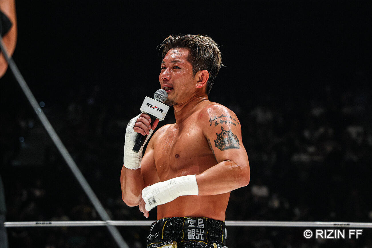 マイクで朝倉未来をディスった皇治（C）RIZIN FF