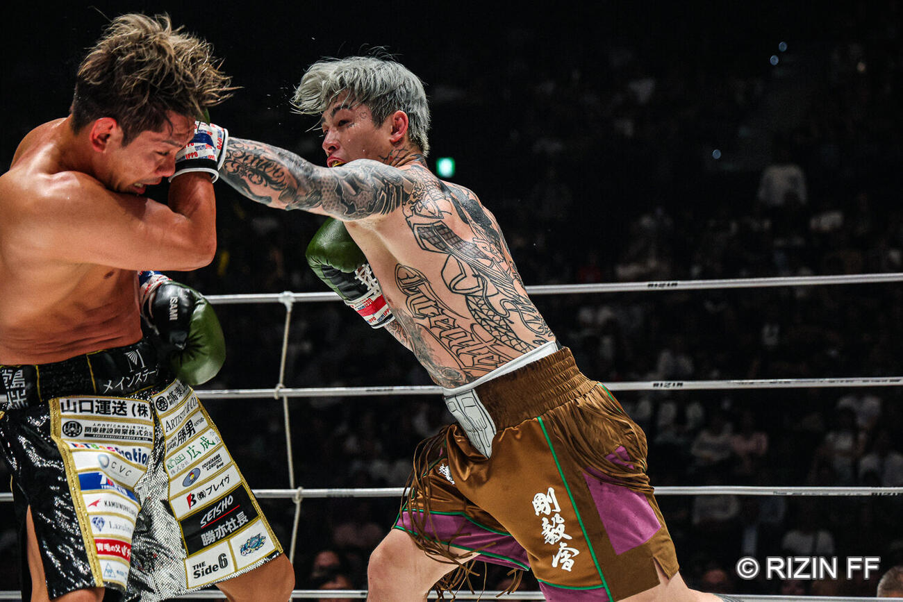 皇治にパンチを浴びせる平本蓮（C）RIZIN FF