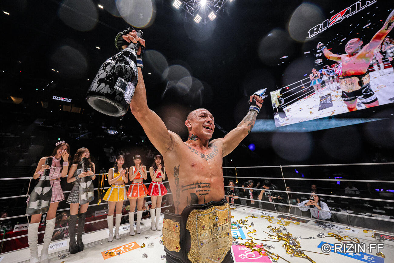 シャンパンを手に歓喜の表情のグスタボ（C）RIZIN FF