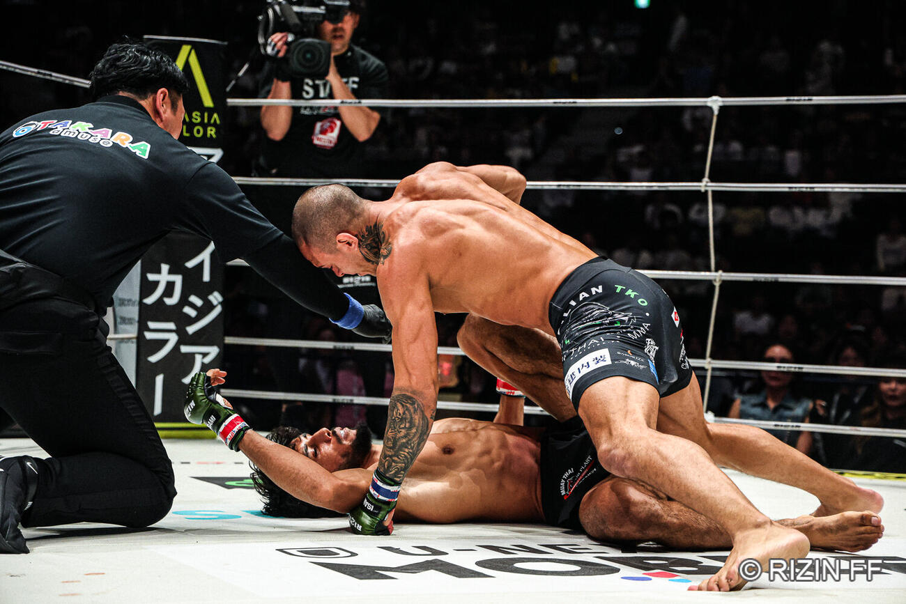 ノジモフをパウンドでTKOしたグスタボ（C）RIZIN FF