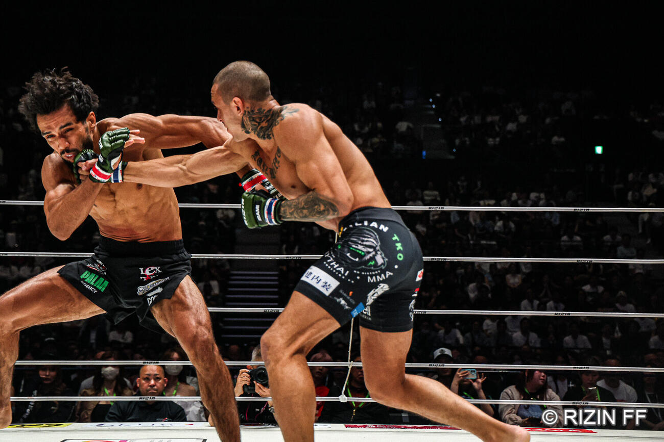 ノジモフ（左）に右フックを当てるグスタボ（C）RIZIN FF