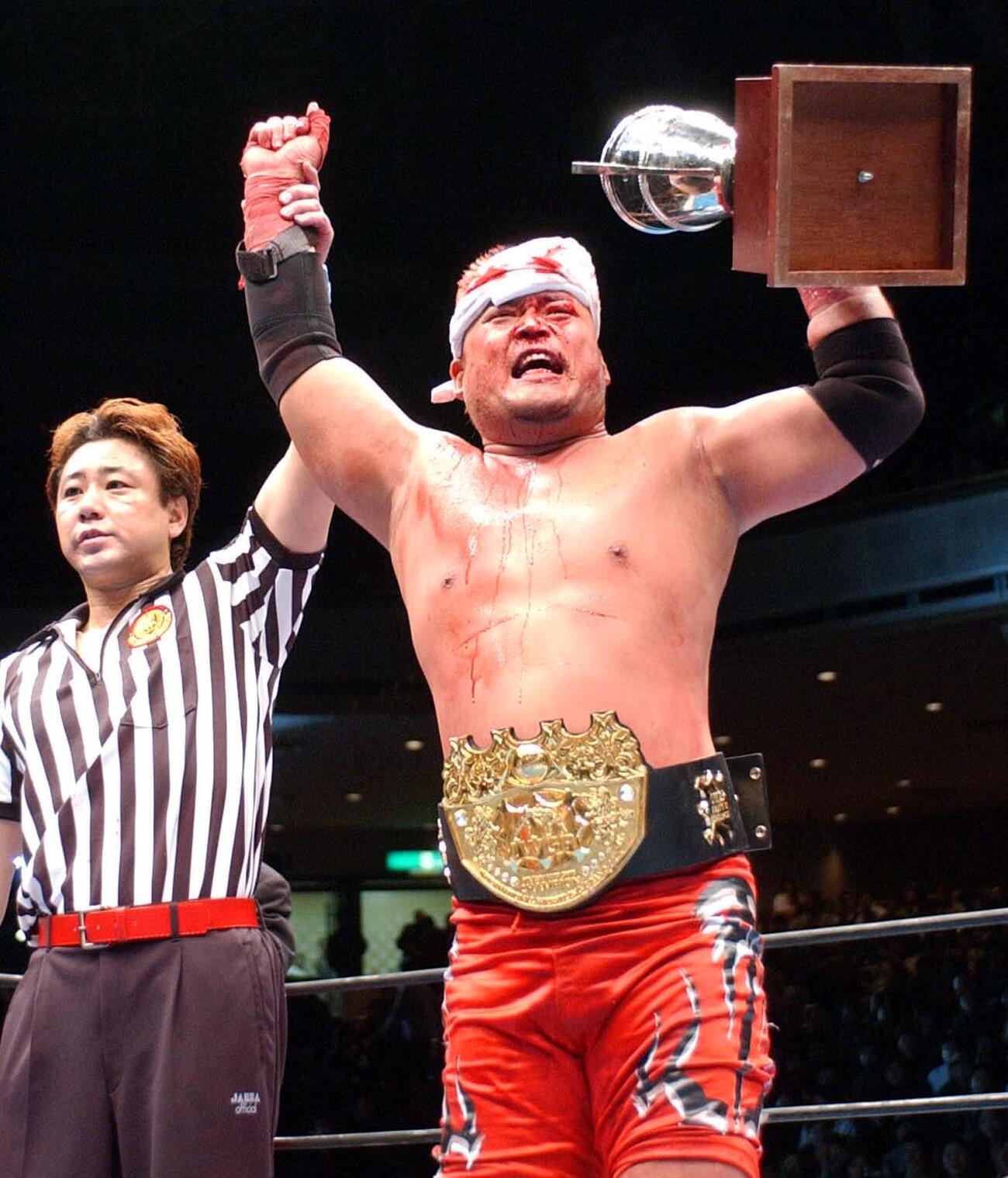 2004年2月、新日本両国大会　IWGPヘビー級王座を奪回し勝ち名乗りを受ける天山広吉（右）