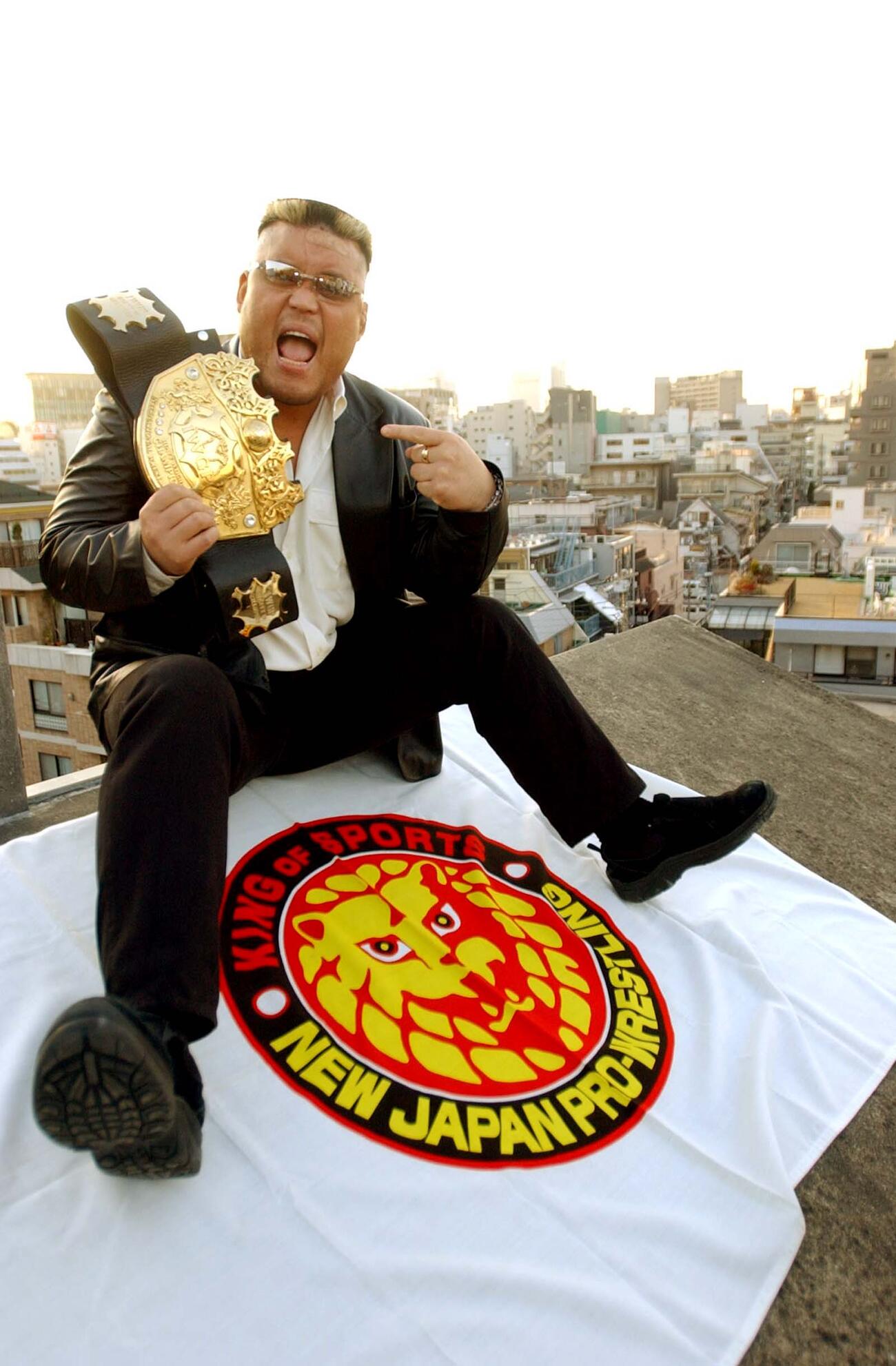 2004年2月、新日本プロレスの頂点に返り咲いた天山広吉はIWGPのベルトを肩に、屋上でポーズをとった