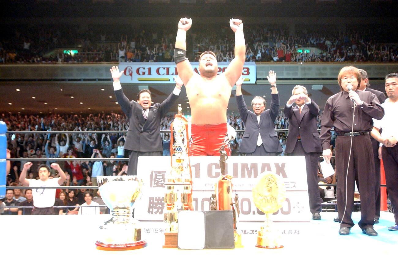 2003年8月、新日本両国大会3日目　大観衆と一緒にバンザイ三唱し感無量の表情を見せる天山広吉(中央）
