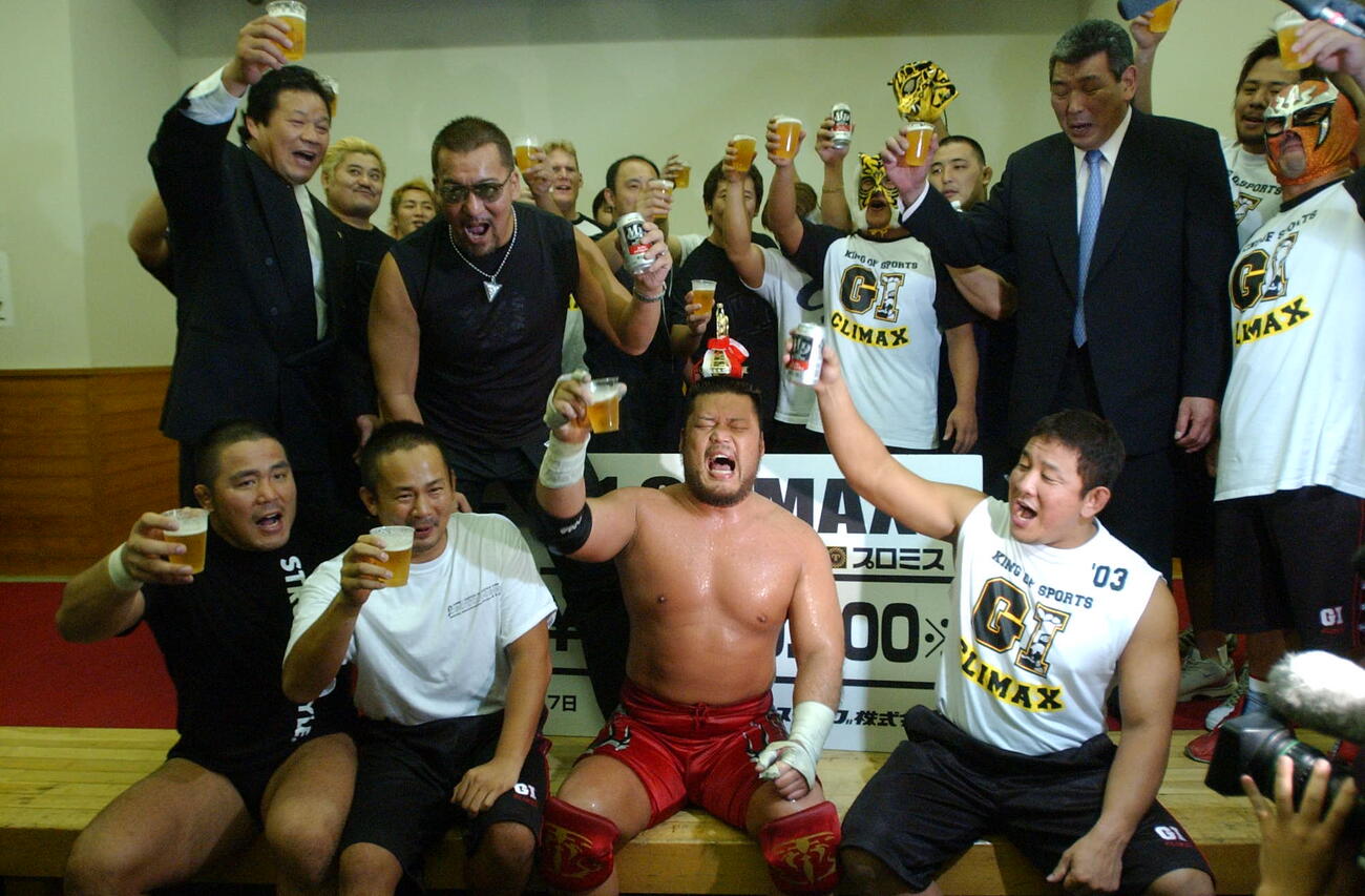 2003年8月、新日本両国大会　G1クライマックス決勝　優勝を決め正規軍と乾杯をする天山広吉（中央）