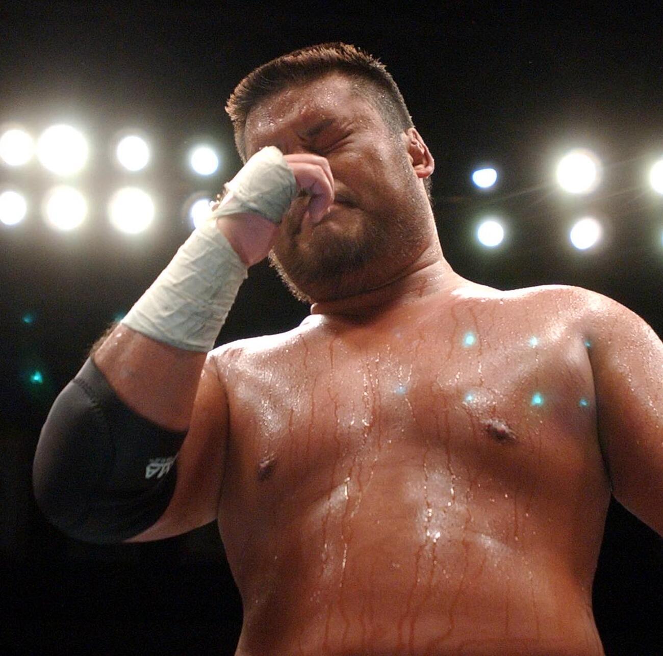 2003年8月、新日本両国大会　G1クライマックス決勝　優勝に涙ぐむ天山広吉