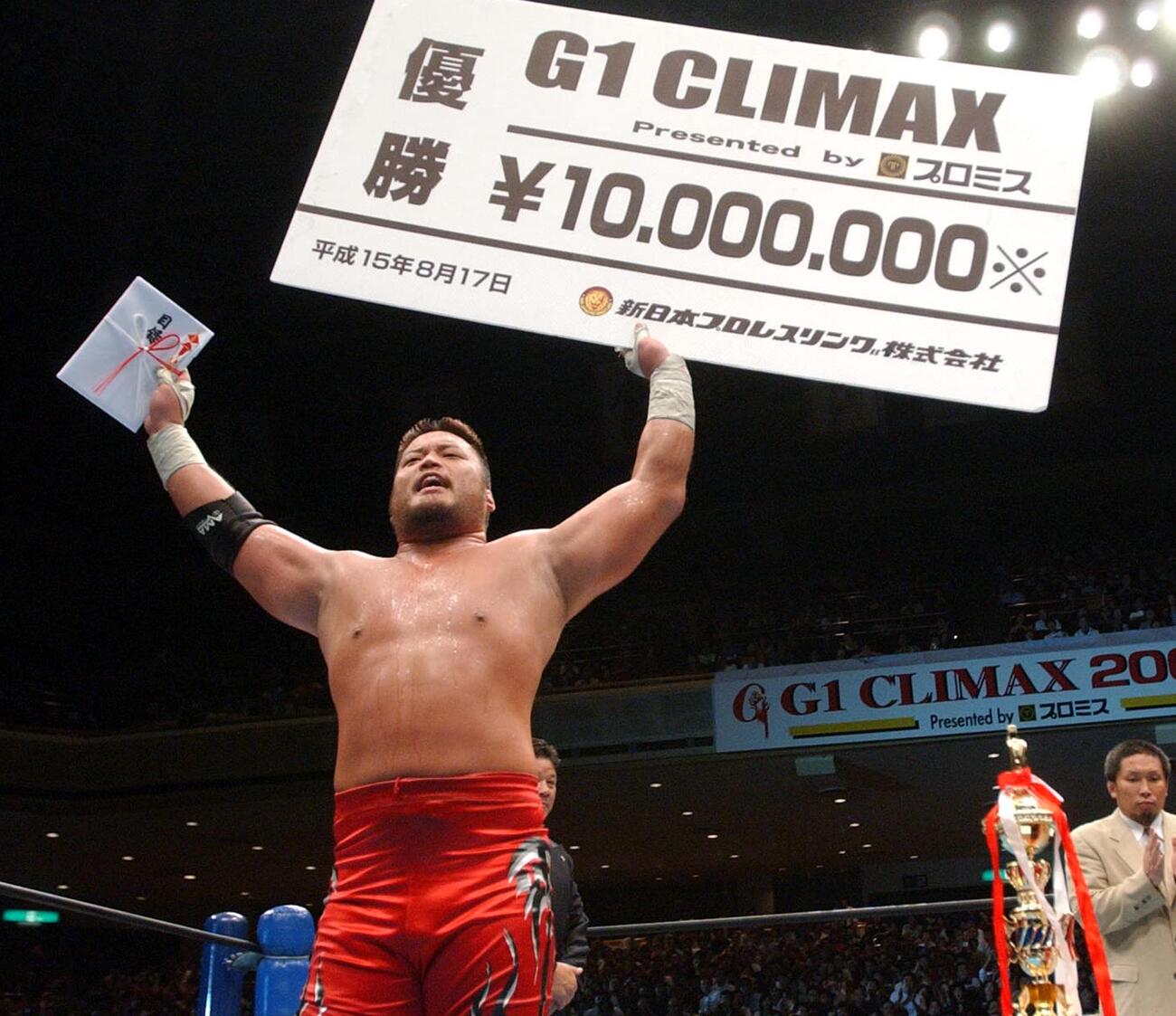2003年8月、新日本両国大会3日目　1000万円の賞金ボードを掲げる天山広吉