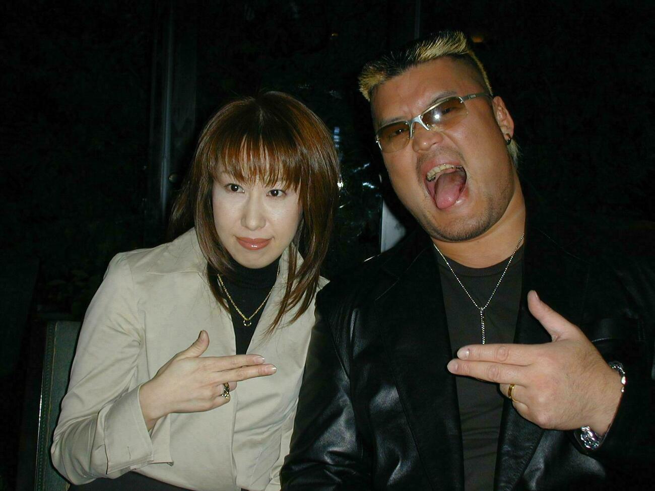 T2000ポーズを決める天山広吉（右）と新婦の理絵さん