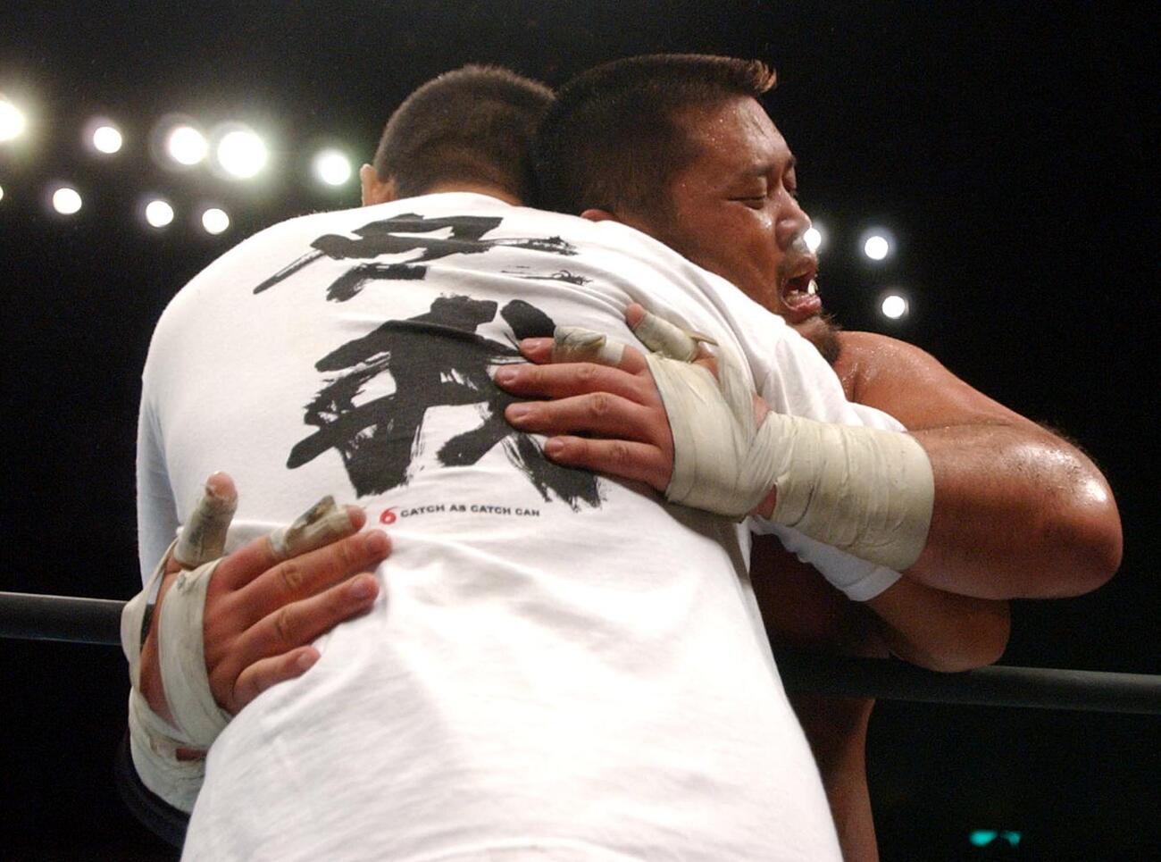 2003年8月、新日本両国大会　G1クライマックス準決勝　西村修（左）と抱き合う天山広吉