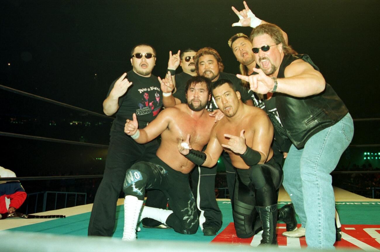 1998年1月、新日本プロレス東京ドーム大会IWGPヘビー級選手権　蝶野正洋対越中詩郎　nWo軍の蝶野正洋（中央）のセコンドとしてリングに上がったプロ野球横浜鈴木尚典（後列左）と三浦大輔（同右）は天山広吉（左端）とヒロ斎藤らと雄たけびを上げる