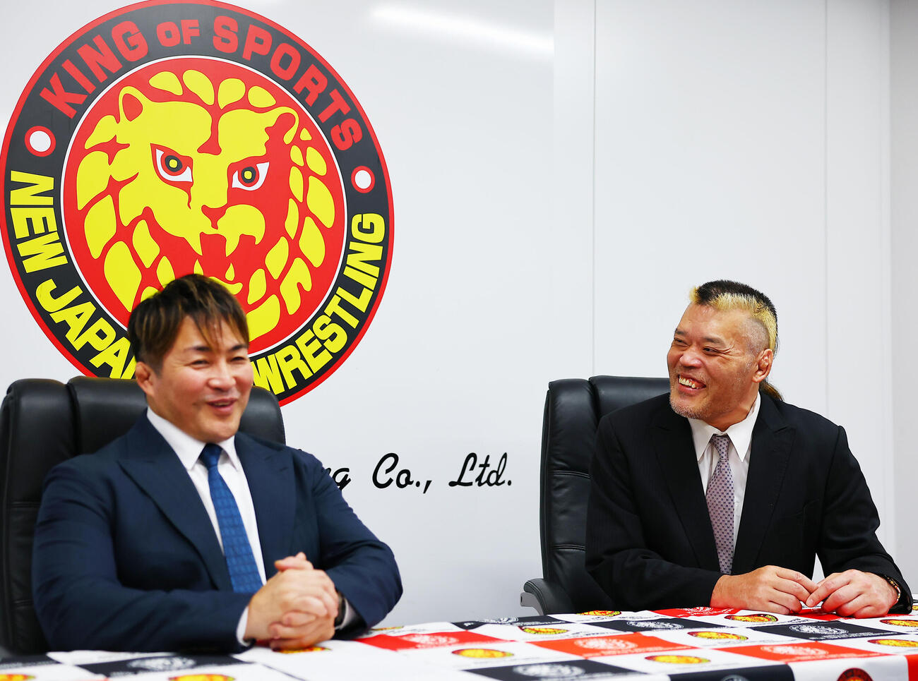 引退会見で、新日本プロレス棚橋弘至社長（左）に、引退試合の相手に打診する？天山広吉（撮影・野上伸悟）