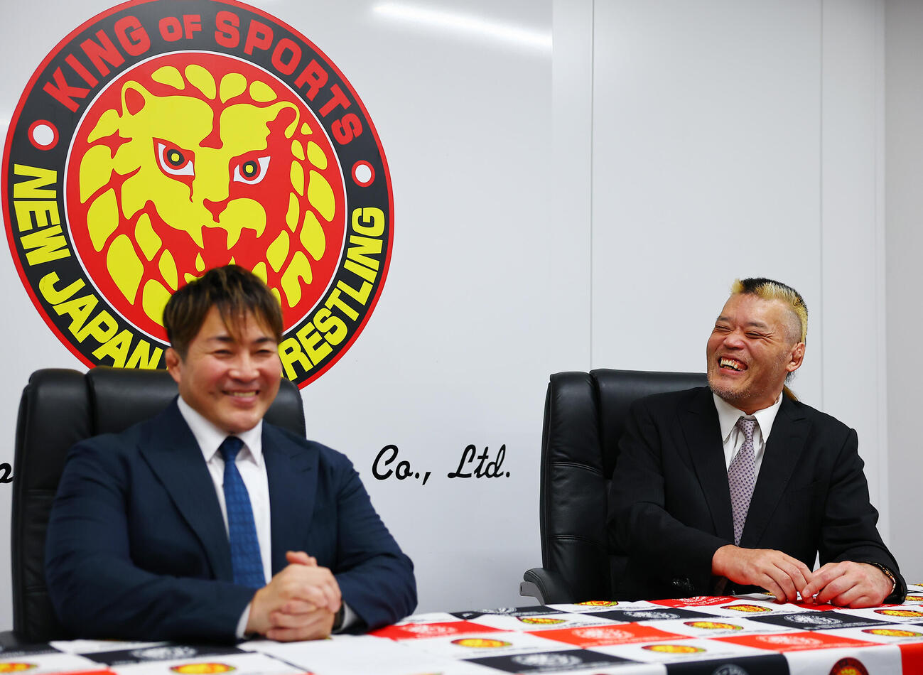 引退会見で、新日本プロレス棚橋弘至社長（左）に、引退試合の相手に打診する？天山広吉（撮影・野上伸悟）