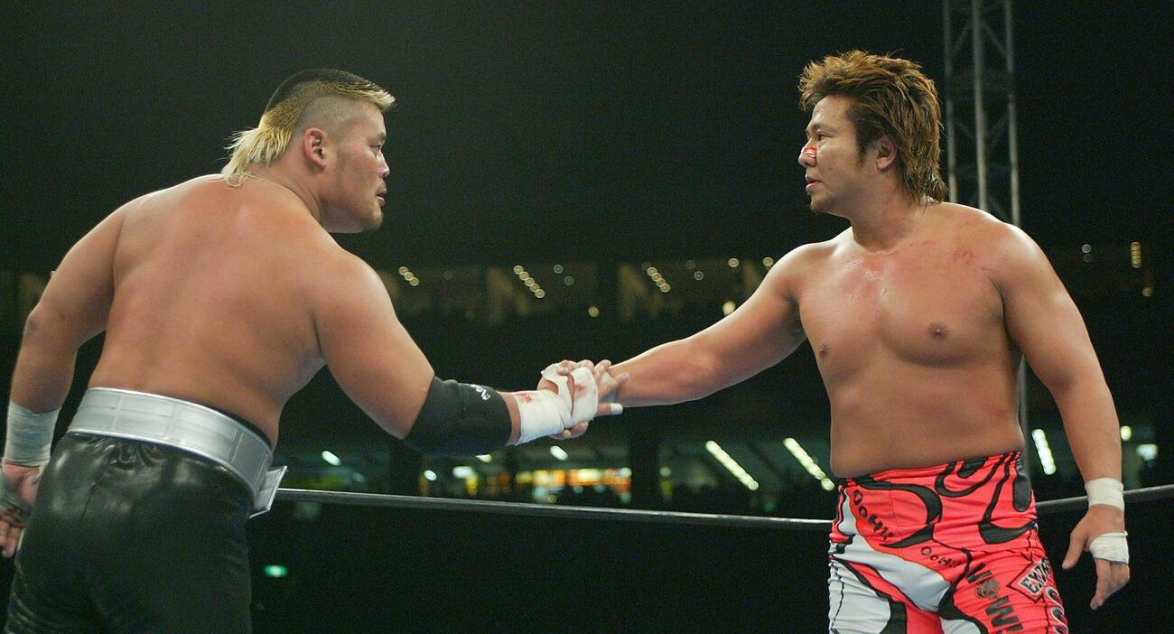 2003年1月、新日本東京ドーム大会　テンコジ、小島聡（右）と天山広吉はがっちり握手
