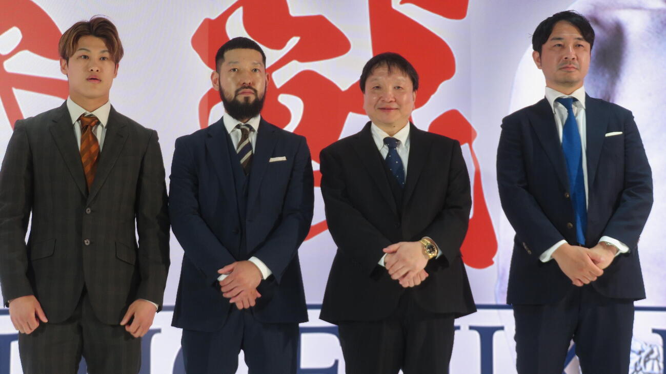 フェニックスバトル158の開催発表会見に堤駿斗（左端）、志成ジム佐々木修平会長（同2番目）、二宮雄介マネジャー（右端）とともに出席した大橋ジム大橋秀行会長