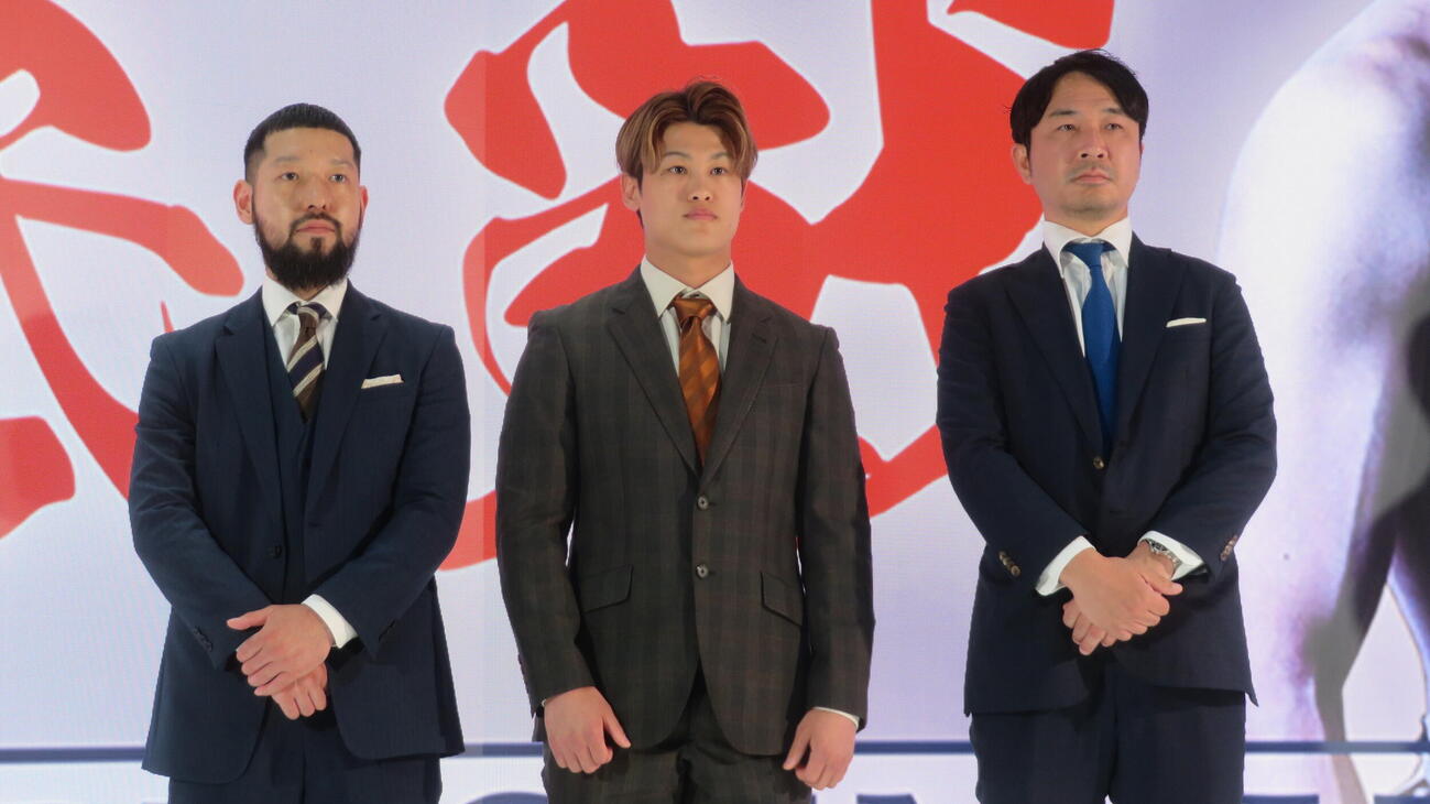7月14日、東京・後楽園ホールで復帰戦を行うと発表したWBA世界スーパーフェザー級5位堤駿斗（中央）。左端は佐々木修平会長、右端は二宮雄介マネジャー