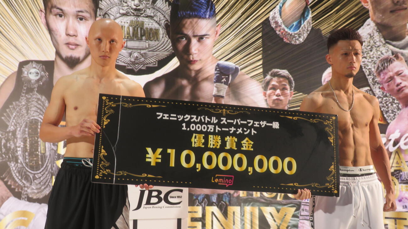 優勝賞金1000万円のフェニックスバトル・スーパーフェザー級トーナメント2回戦で約1年7カ月ぶりのリング復帰する元日本フェザー級王者松本圭佑（左）。右は対戦相手の龍王