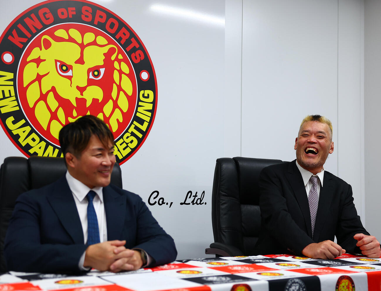 引退会見で、新日本プロレス棚橋弘至社長（左）に引退試合の相手を打診する？天山広吉（撮影・野上伸悟）