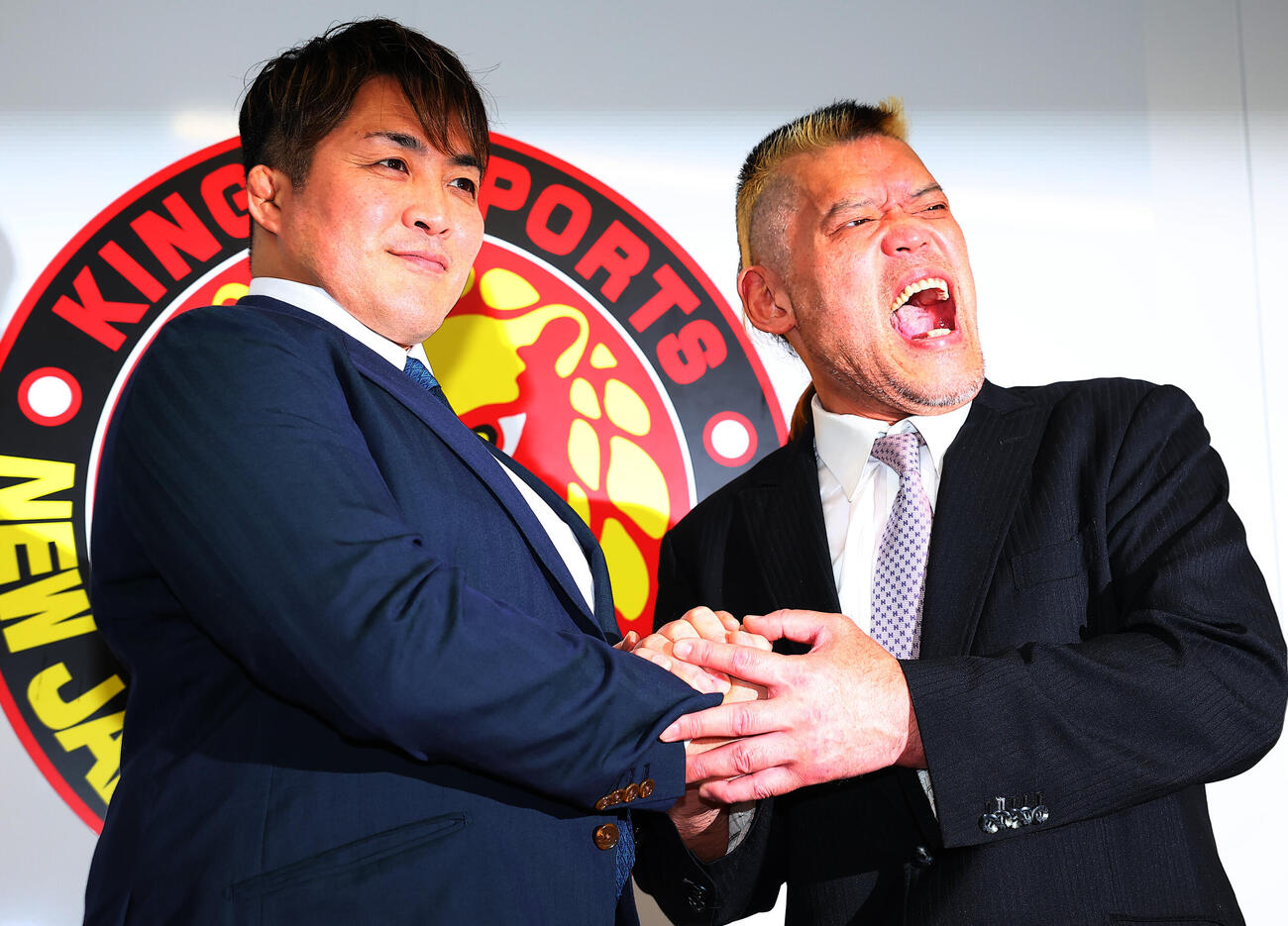 引退会見で棚橋弘至社長（左）と握手する天山広吉（撮影・野上伸悟）