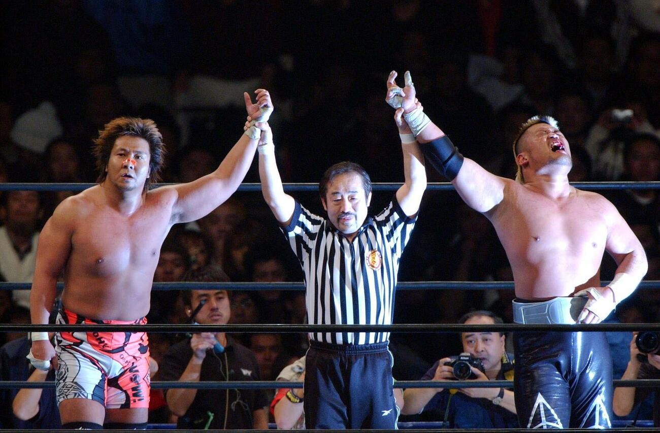 電子カメラ勝ち名乗りを受ける小島聡（左）と天山広吉（右）。中央はこの大会で退団するタイガー服部（2003・01・04）