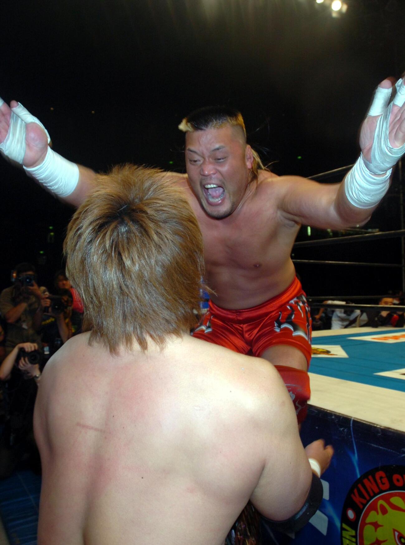 2005年5月、新日本東京ドーム大会　IWGPヘビー級選手権試合　小島聡に場外でモンゴリアンチョップを決める天山広吉（右）