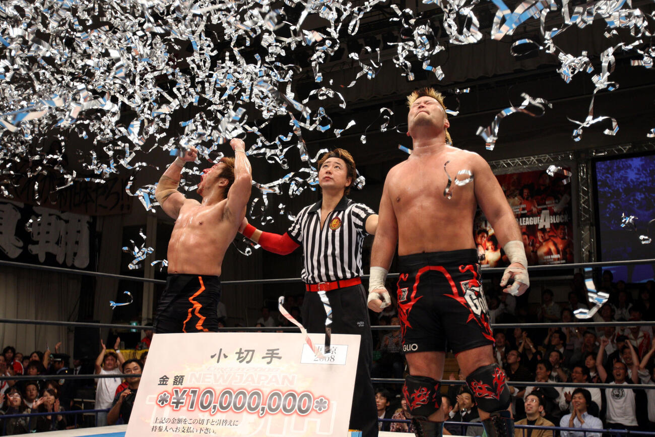 2008年11月5日、新日本後楽園大会　G1タッグリーグで優勝し涙を流す天山広吉（右）と小島聡（左）