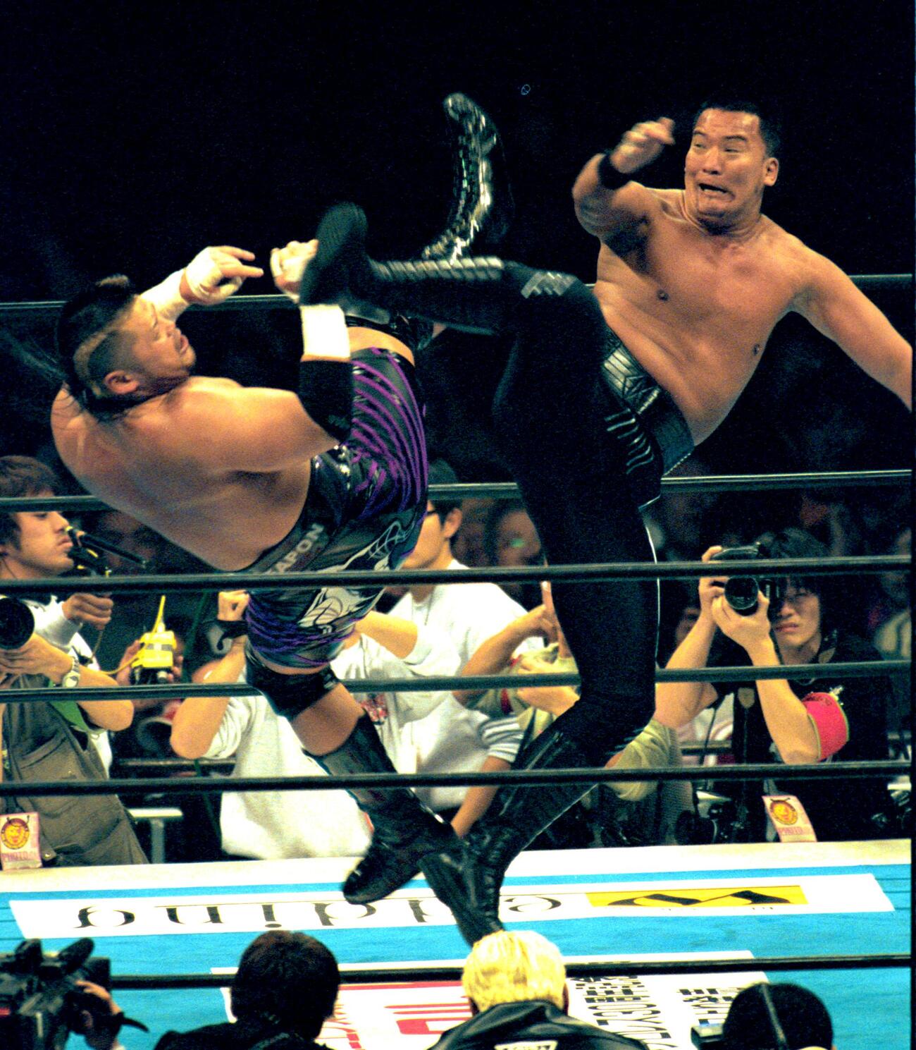 2002年1月、天山広吉、小島聡対蝶野正洋、ジャイアント・シン　リング上でまわし蹴りの応酬を繰り広げる天山広吉（左）と蝶野正洋